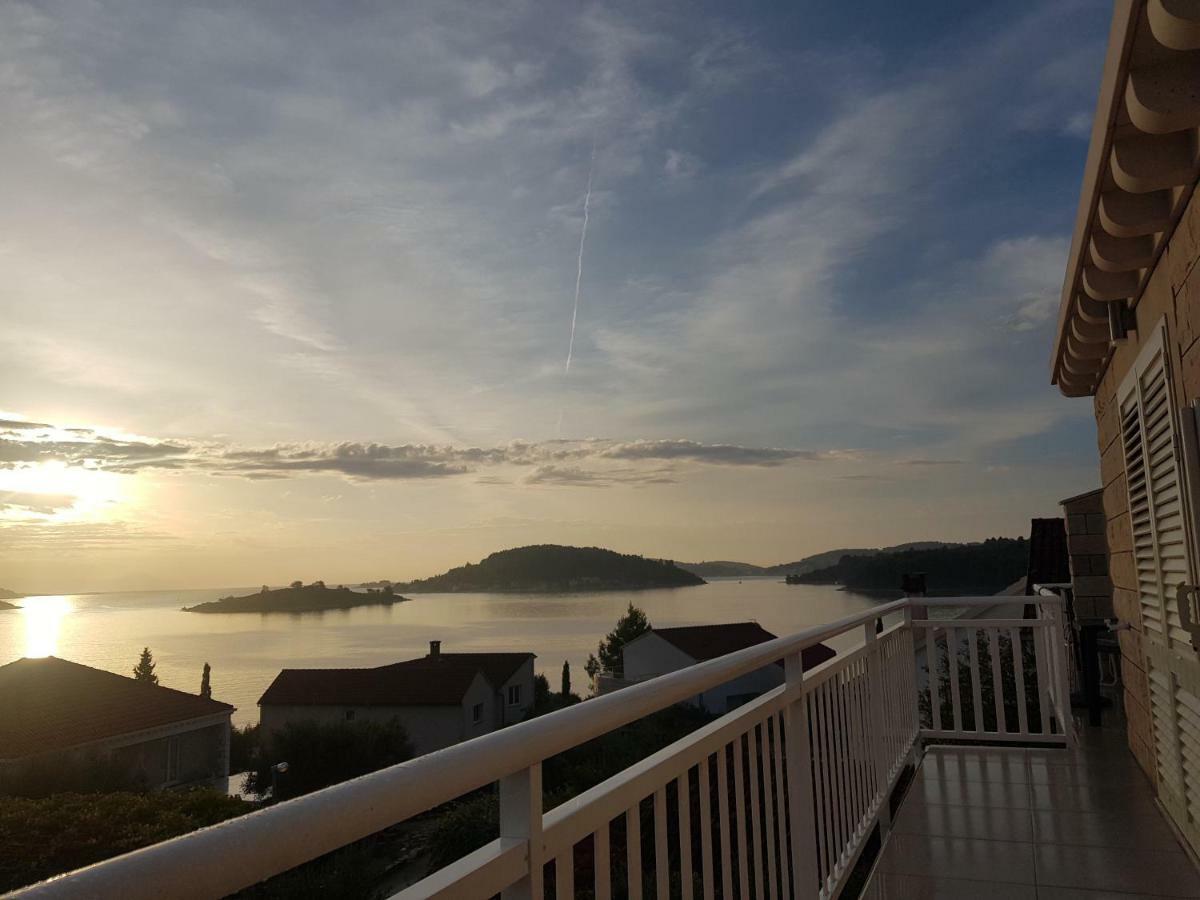 Seaview And Relax Apartment Lumbarda Bagian luar foto